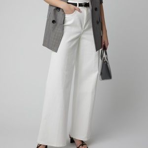 Frame Denim White Wide Leg Denim in a size 31.